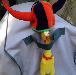 Someone has kidnapped a little rubber chicken from the #GSJamScl. His name is Santiago, if you see him let us know. -- © Participa LAB